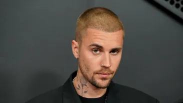 Justin Bieber, apariție controversată la Premiile Grammy 2026! Artistul a urcat pe scenă fără haine pe el
