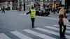 Situația hilară care putea să ducă la tragedie. Ce i s-a întâmplat unui polițist care dirija traficul