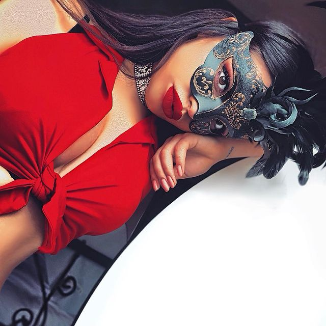 E mică, sexy și știe ce vrea! Șatena își face imediat loc în mintea ta! 