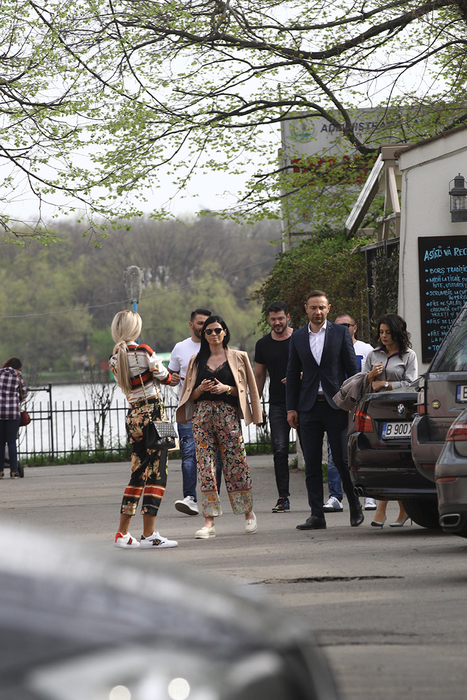 Bianca a ieșit prima din restaurant