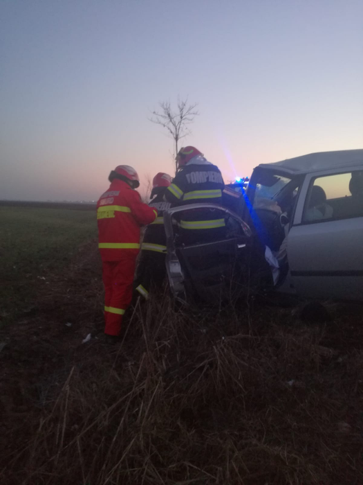 8 oameni și-au văzut moartea cu ochii, după ce mașinile în care erau au fost implicate în două accidente pe un drum din Ialomița, Unul dintre autoturisme s-a răsturnat pe câmp