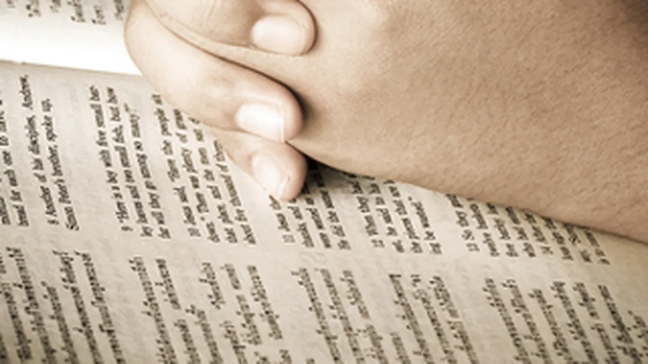 Un tata si-a ars copilul pentru ca i-a atins Biblia