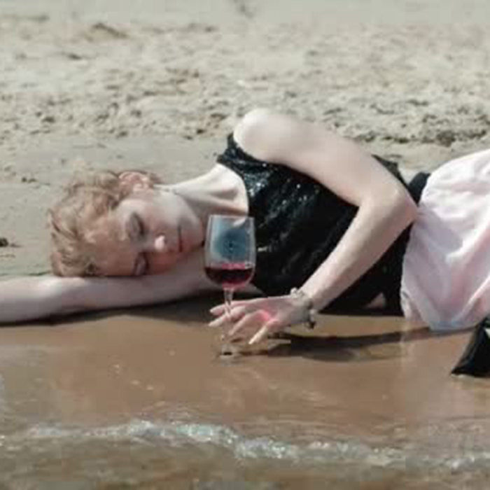 Desfrâu la mare! Aceste fete s-au îmbătat pe plajă și s-au dezbrăcat sub privirile tuturor