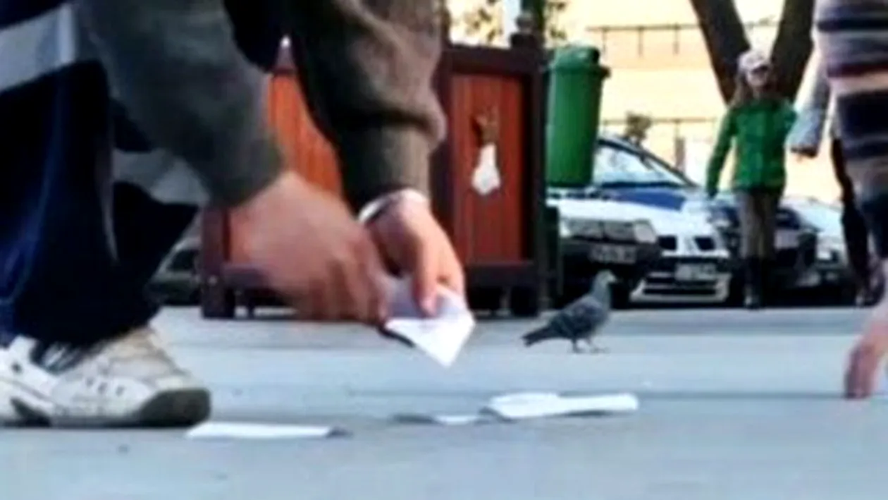 Ce a făcut un pensionar din Arad după ce a găsit un plic cu bani pe stradă! Gestul i-a lăsat fară cuvinte pe poliţişti