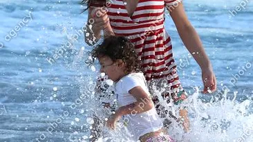Madonna, o zi la plajă alături de copii! Uite-o pe divă complet naturală, în ipostaza de mămică fericită!