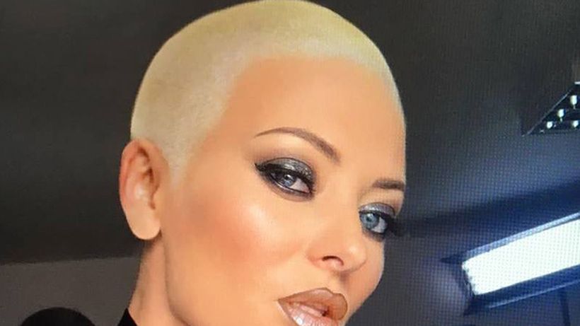 DELIA şi-a uimit din nou fanii! După ce s-a ras în cap, cântăreaţa s-a făcut… brunetă!