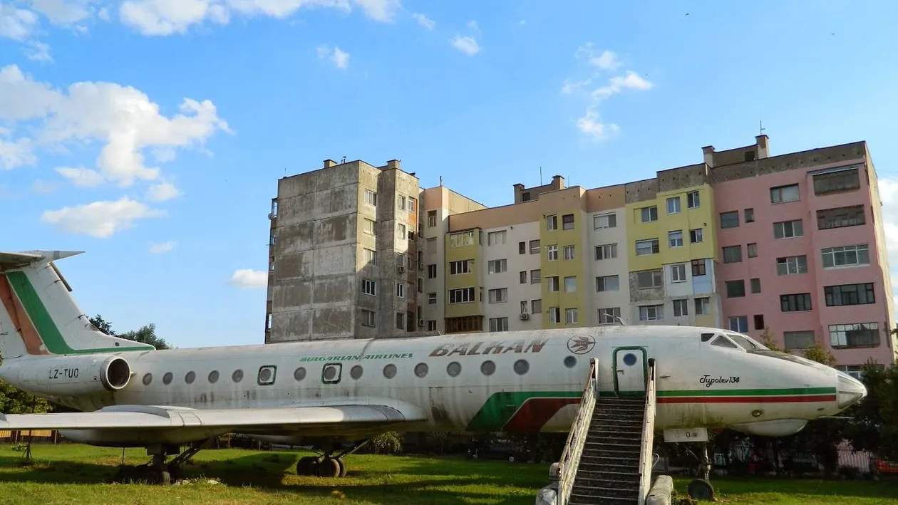 Adevărul din spatele acestor imagini! Au parcat avionul în spatele blocului!