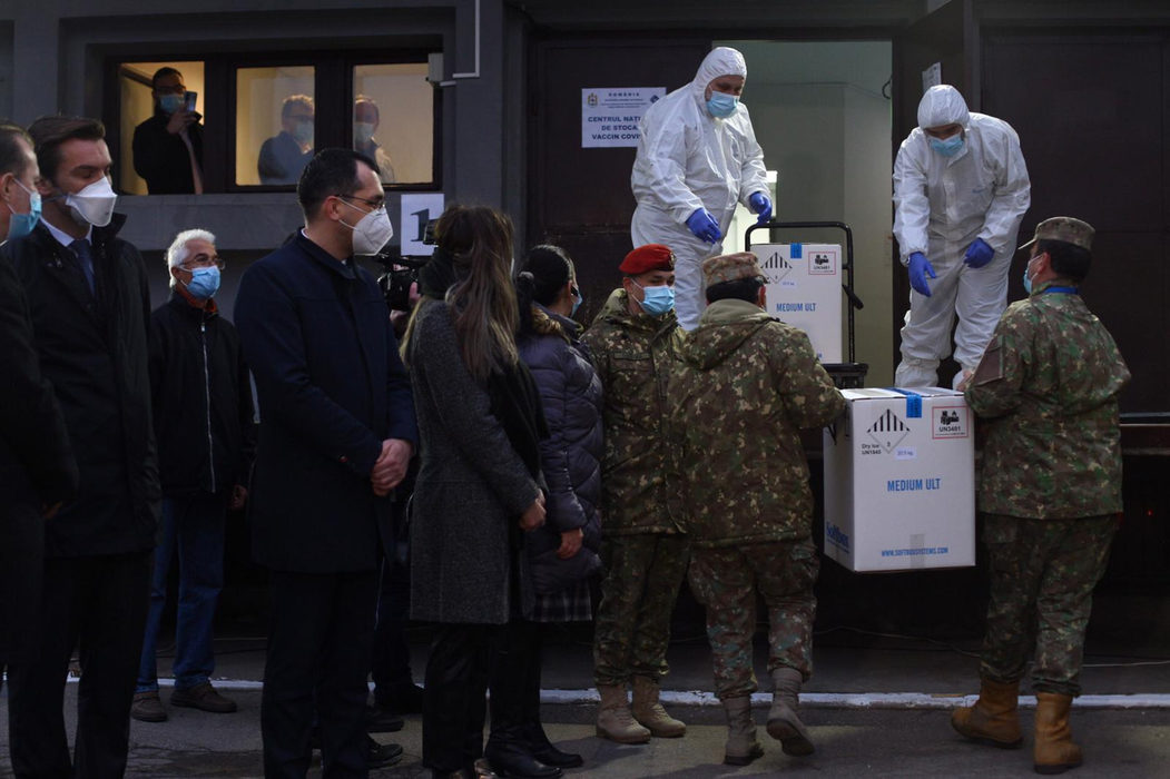 Primele doze de vaccin anti-COVID au ajuns la Institutul Cantacuzino. FOTO