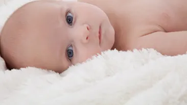 Un baietel nascut prematur a fost abandonat pe camp in judetul Iasi!