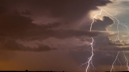 Furtună cu putere de tornadă anunţată de ANM! Celule superlectrice formate de norii Cumulonimbus pot face PRĂPĂD