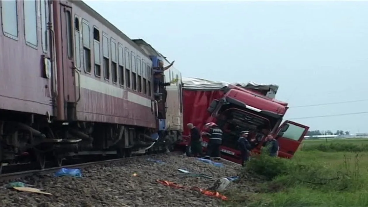Traficul feroviar în Ialomița,oprit după ce un tren de marfă a lovit un TIR, reluat pe un fir