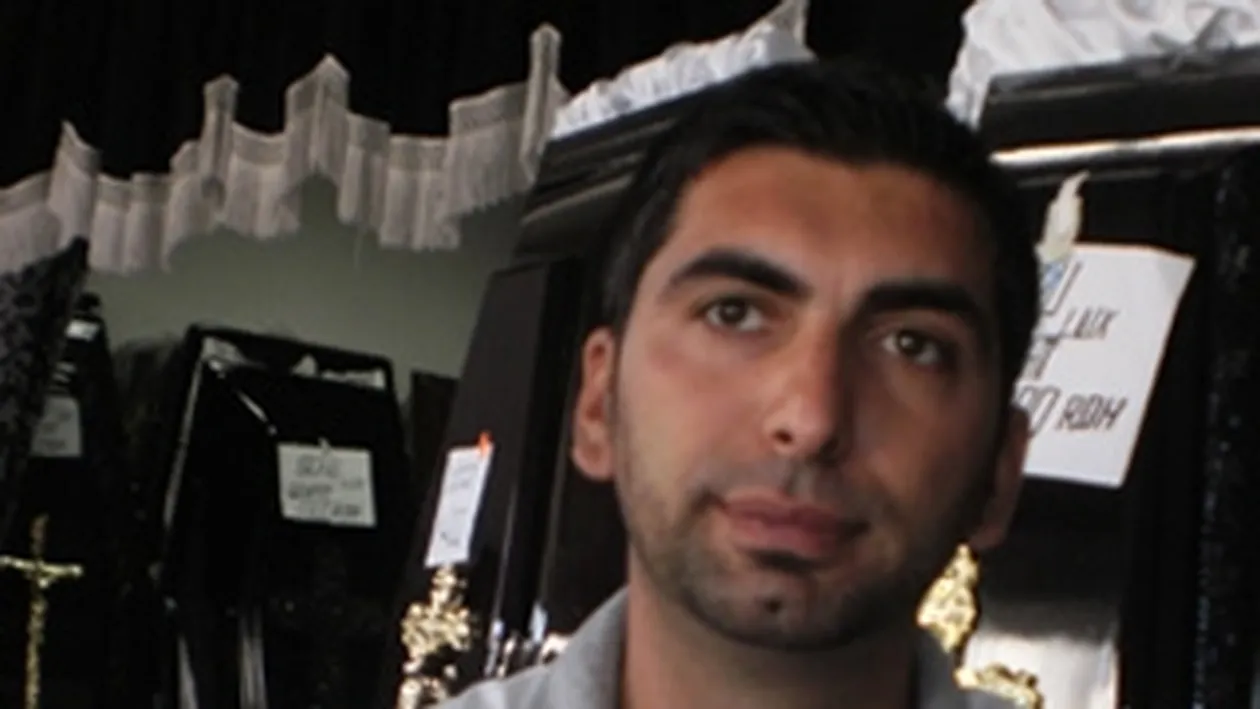 Un patron de pompe funebre din Pitesti ingroapa mortii la promotie!