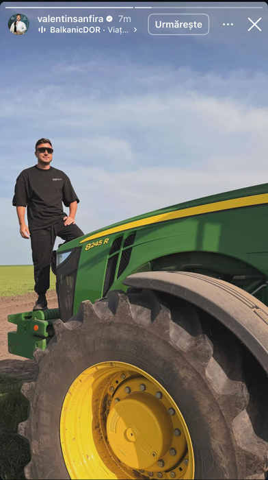 Valentin Sanfira s-a postat pe tractorul actualei iubite- sursa- social media