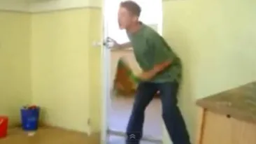 ŞOCANT! Un elev i-a tăiat gâtul profesorului în şcoală după ce i-a confiscat telefonul! A murit în faţa celorlalţi copii din clasă