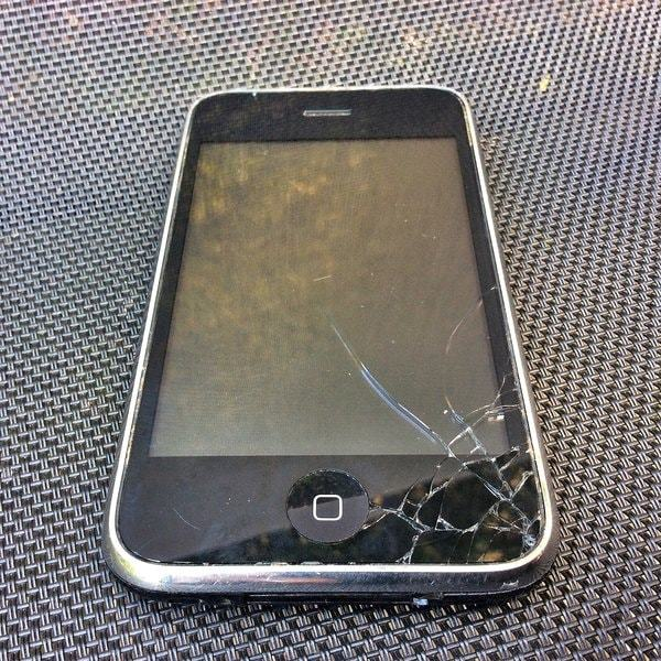 Visul oricărui posesor de smartphone a devenit realitate! A fost inventat ecranul care nu se sparge niciodată