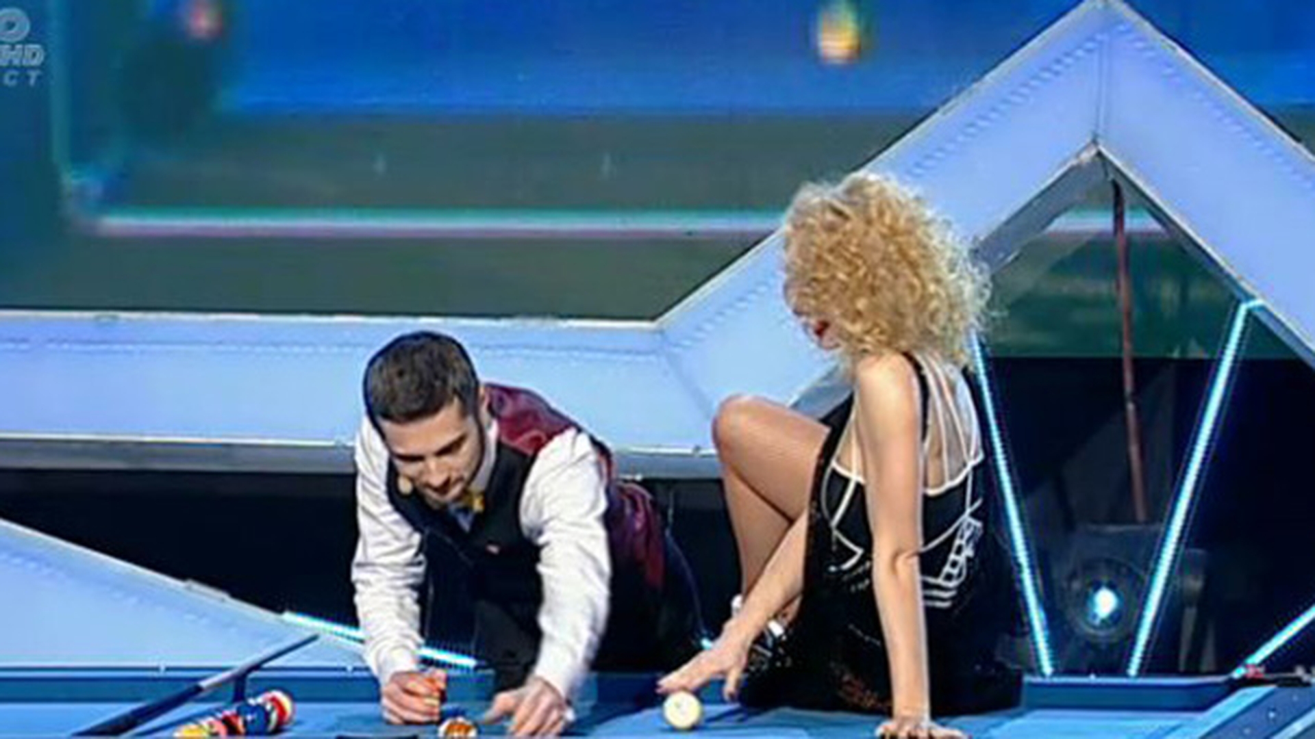 Scene erotice la Romanii au talent! O blonda a calarit masa de biliard in timp ce partenerul ei baga bila dupa bila!