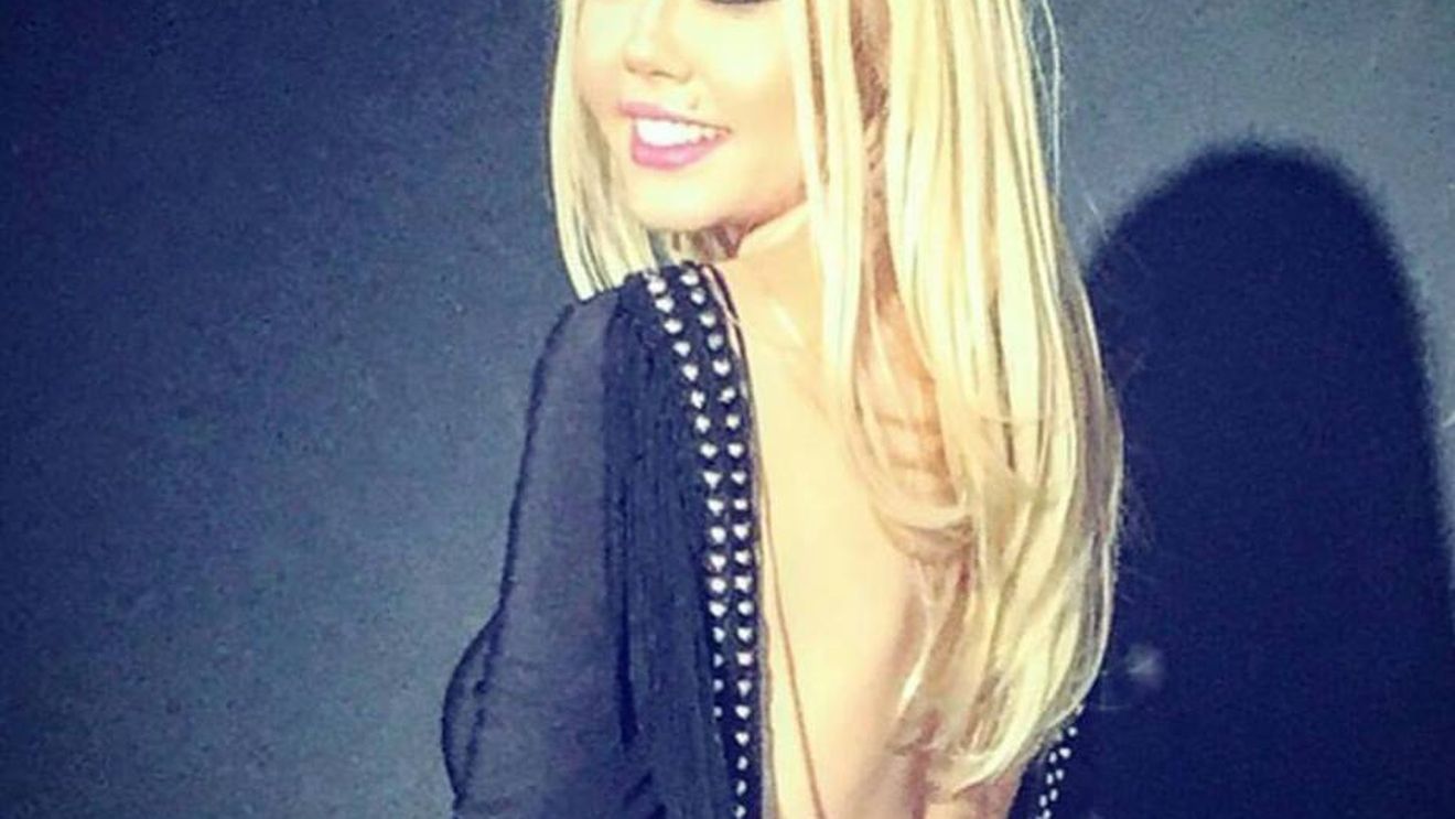 A fost externată din spital şi a fost văzută în parc! Imagini cu Denisa în costum de baie, la mare