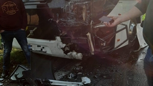 Accident grav în Argeș. O dubă și un autocar s-au izbit violent. Aproape 40 de oameni au fost implicați în accident