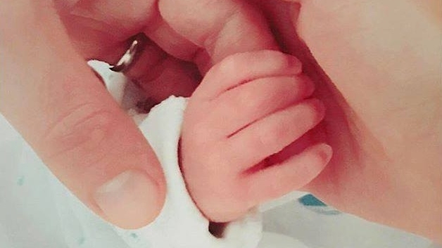 A născut! O nouă mămică celebră a făcut publică prima poză cu bebeluşul nou-născut