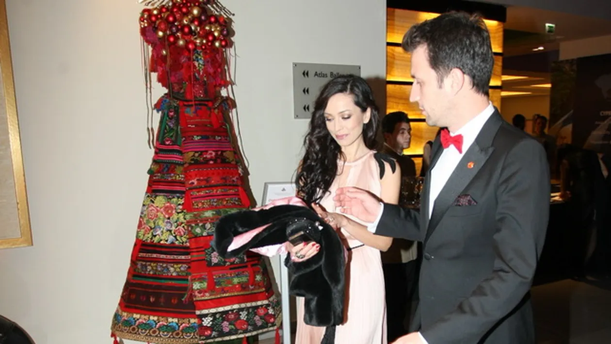 Exemplu de eleganta si bun gust. Olivia Steer l-a insotit pe Andi Moiescu la un eveniment cu staif. Vezi cum s-a imbracat!