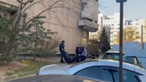 Prietena bărbatului care s-a aruncat de la etajul 20 al Hotelului Intercontinental din Capitală, primele declarații: “Voia să se facă femeie”