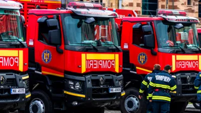 Incendiu puternic în Capitală. Un om a murit, altul este rănit, după ce au rămas blocați într-o mașină electrică