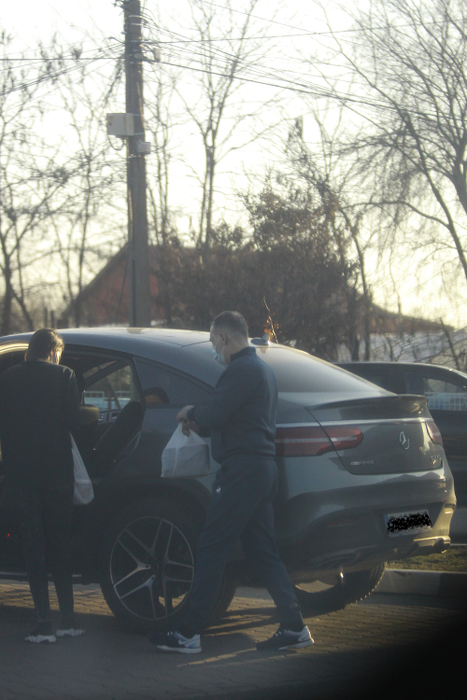 Miodrag Bachici, în timp ce o ajuta pe Sandra să pună cumpărăturile în mașină