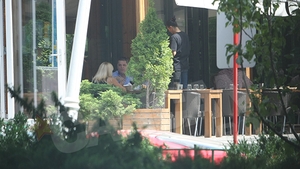 Filajul Elenei Udrea! Cum a fost supravegheata fosta "diva de la Cotroceni" la restaurant. Udrea a sesizat buchetul "high-tech"!
