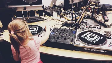 Fetita celei mai celebre casnice, Andreea Moldovan, pe urmele tatalui sau! Cu ochelari, si atrasa de platane