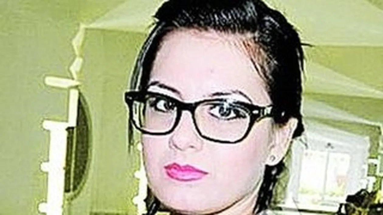 O tanara din Satu Mare imbina zambetul pentru turisti cu loviturile pentru adversari. Ziua receptionera, seara batausa