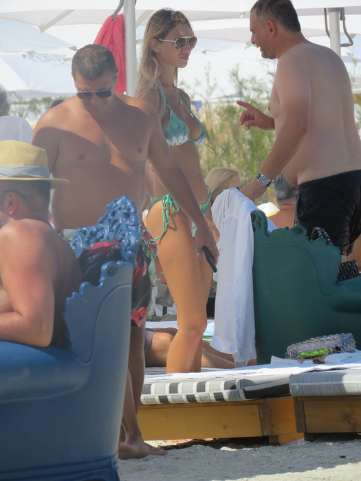Fostul politician și-a neglijat 
sexy-iubita pe plajă!
