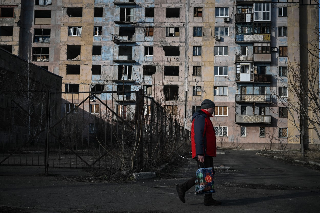 Un bărbat se plimbă în orașul Avdiivka, estul Ucrainei, pe 21 februarie 2022. (Sursa foto: profimedia.ro)