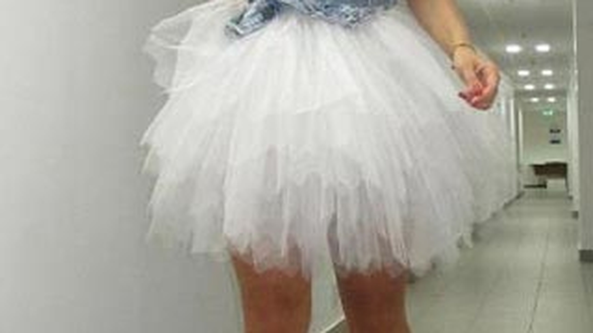 Anda Adam, scoasa din cutie! S-a imbracat ca o papusa! Iti place de ea?