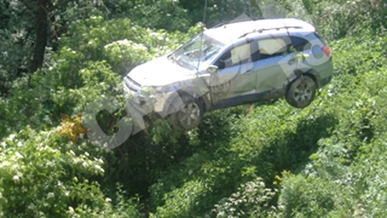 Un barbat din Iasi a cazut cu masina in rau din cauza drumului nereparat