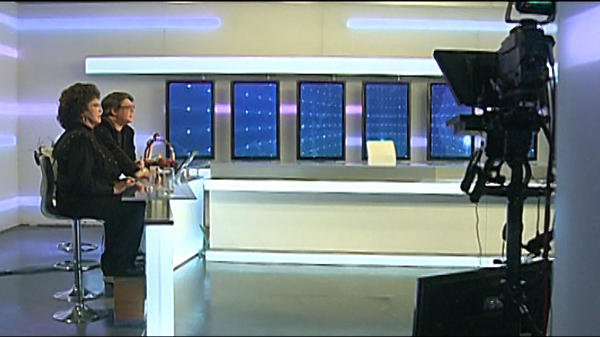 Fuego și Irina Loghin au ajuns într-un jurnal TV… cu peripeții. Cum s-au descurcat artiștii la pupitrul  știrilor
