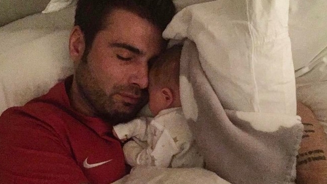 Adrian Mutu are bona perfectă pentru micuţul Tiago! Pe mâinile cui îşi lasă ”Briliantul” fiul de numai câteva săptămâni