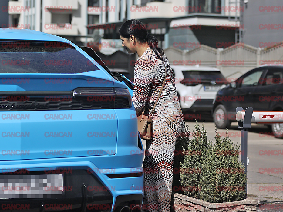 Angela Bostănică invită pudelul Leyla să coboare din Lamborghini