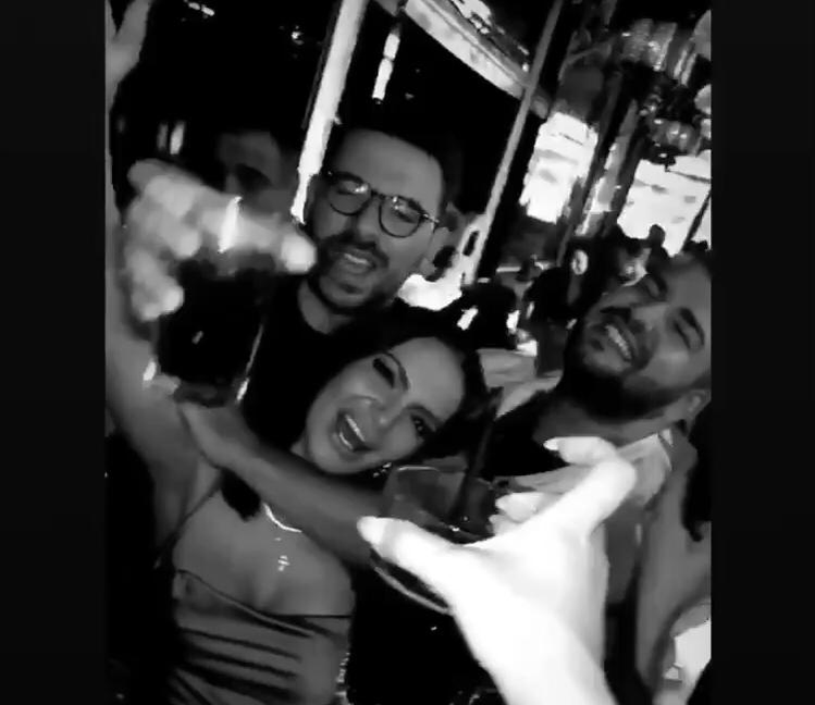 Andreea Antonescu, gesturi intime cu un DJ
