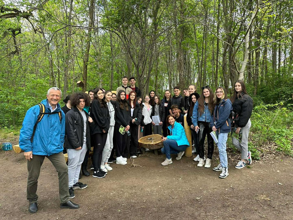 Carmen Iohannis, surprinsă într-o pădure din Sibiu. Mulţi nu şi-au dat seama că este chiar ea. FOTO