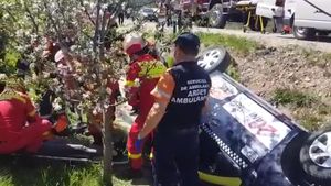 Accident grav! Mașina s-a răsturnat și o femeie a rămas blocată în interior