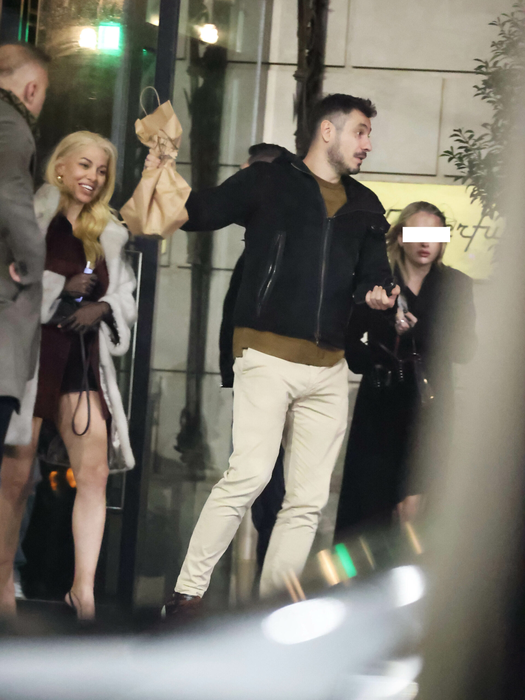 Alex Pițurcă iese din club cu șampania în mână și Lexi în dreapta sa