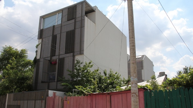 “Perla” din mahala! O casa atrage toate privirile in cartierul Plumbuita! Vezi de ce!