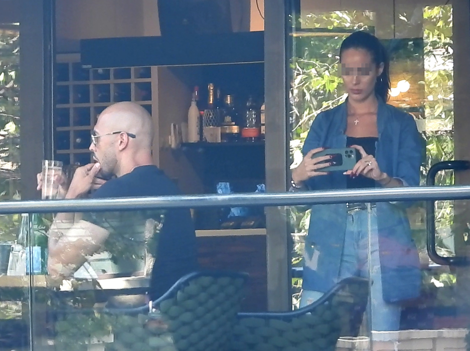 Andrew Cobra Tate, fratele celebrului Tristat Tate, a făcut o ședință foto chiar pe terasa unui restaurant din București