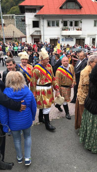 Mai multe persoane îmbrăcate în costume populare au ajuns la Biserica unde urmează să aibă loc cununia religioasă a fostului principe Nicolae