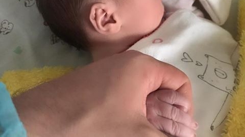 Gabriela Cristea are nevoie de ajutorul medicilor după naşterea fetiţei sale. Are dureri şi...