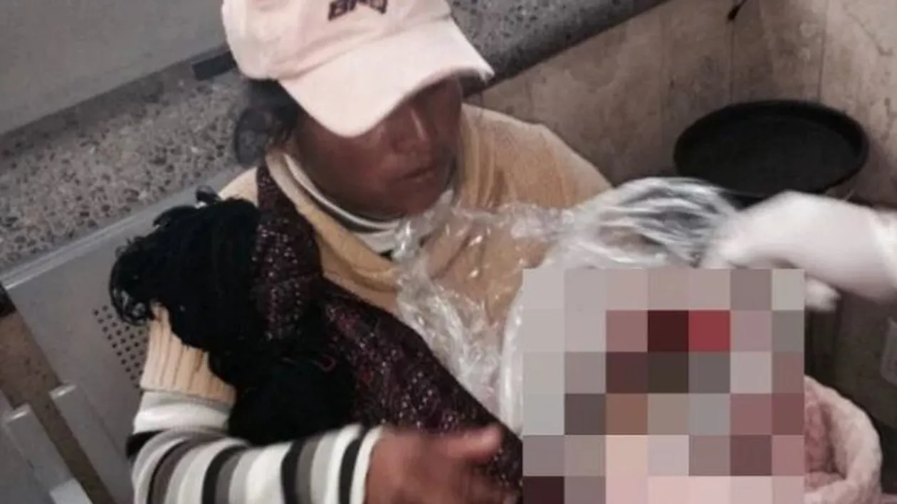 O mamă a fost forţată să-şi ducă copilul mort cu autobuzul! Detalii sfâşietoare