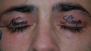 Noua moda a americanilor: tatuarea pe pleoape! Ochii care nu dorm niciodata!