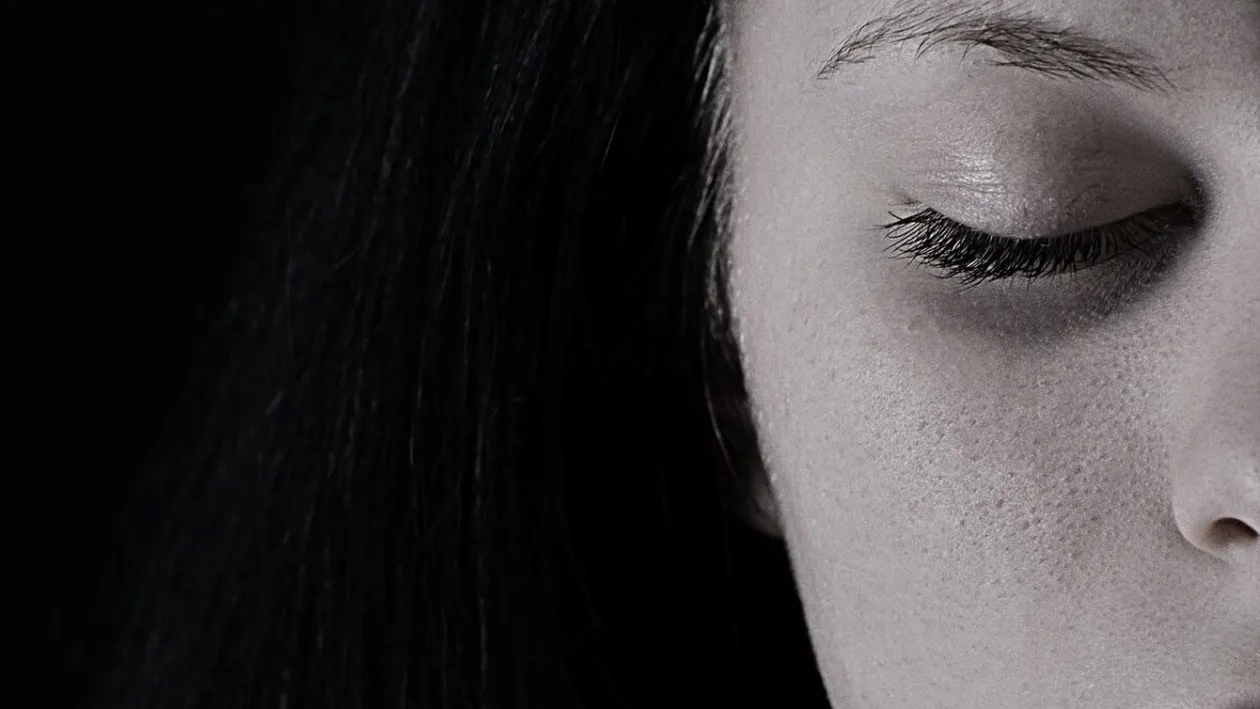 Cele 9 reguli de aur care te ajută să scapi de cearcăne, riduri și umflăturile de pe ten