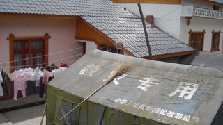 Un pusti din China a ramas blocat in spatiul dintre doua case! Pompierii au daramat un imobil sa-l scoata!