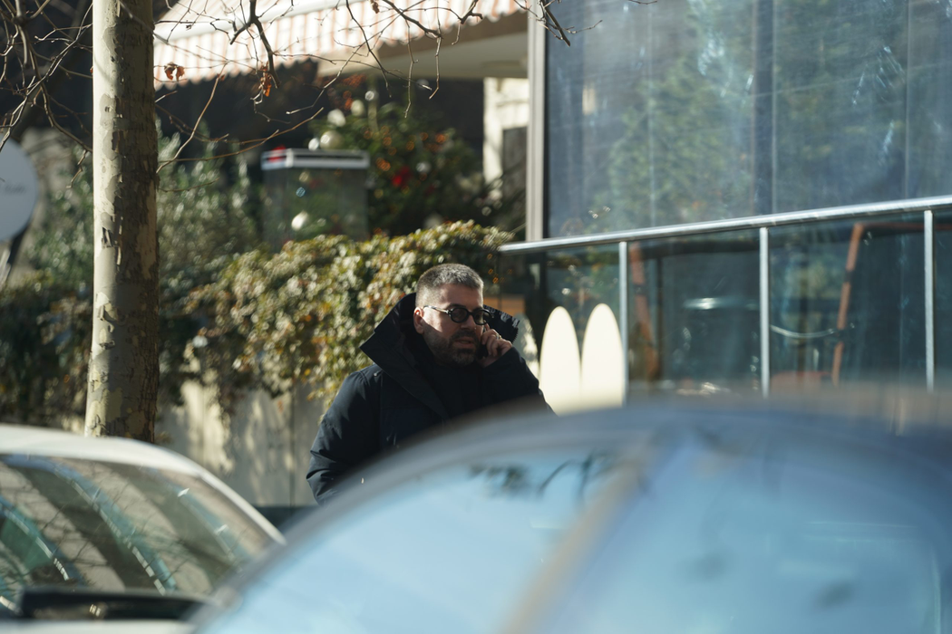 Maurice Munteanu vorbește intens la telefon/ Sursă foto: CANCAN.RO